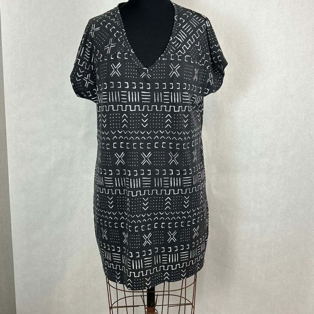 Title Nine Hiolani Tshirt Dress Sz Medium Black Athleisure Pockets Print